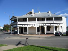 Commonwealth Hotel - Tourism Hervey Bay 0