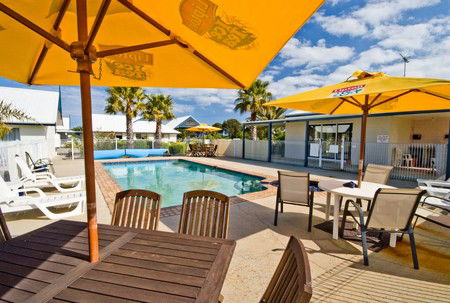 Torquay Tropicana Motel - Tourism Hervey Bay 0