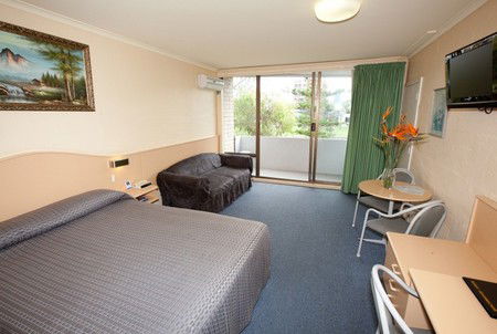 Palm Court Motor Inn - Hervey Bay Accommodation 1