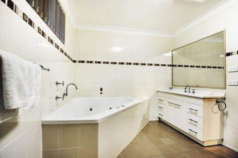 Absolute Beachfront Smugglers On The Beach - Hervey Bay Accommodation 4