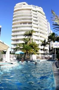 Surfers Mayfair - Hervey Bay Accommodation 3