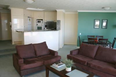 Surfers Mayfair - Hervey Bay Accommodation 6