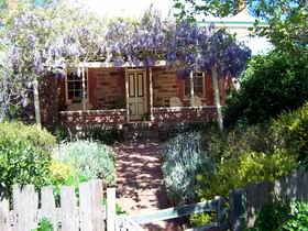 Sea & Vines Cottage - Hervey Bay Accommodation 0
