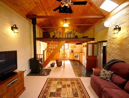 The Old Oak Bed And Breakfast - The Barn - Hervey Bay Accommodation 4