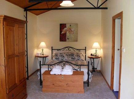 The Old Oak Bed And Breakfast - The Shearing Quarters - Hervey Bay Accommodation 1
