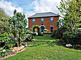 Mrs Currie's House B&B - Hervey Bay Accommodation 0