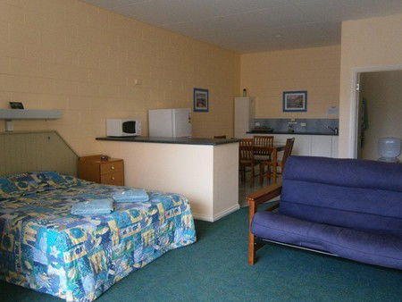 Penguin Holiday Apartments - Hervey Bay Accommodation 0