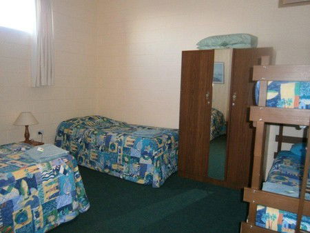 Penguin Holiday Apartments - Hervey Bay Accommodation 2