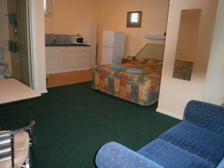 Penguin Holiday Apartments - Hervey Bay Accommodation 4