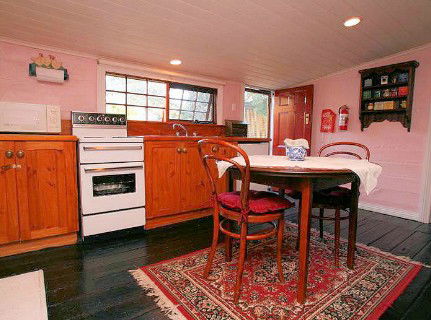 Hollyhock Cottage - Hervey Bay Accommodation 1