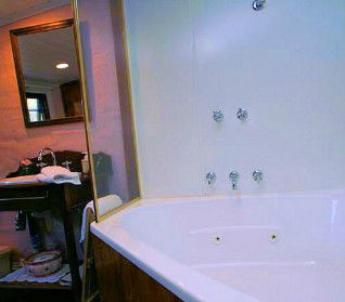 Hollyhock Cottage - Hervey Bay Accommodation 3