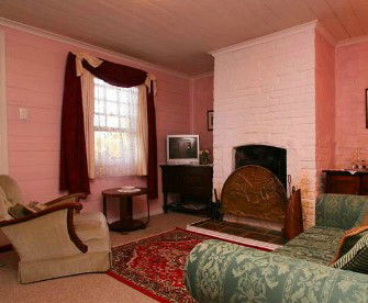 Hollyhock Cottage - Hervey Bay Accommodation 4