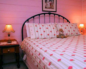 Hollyhock Cottage - Hervey Bay Accommodation 5