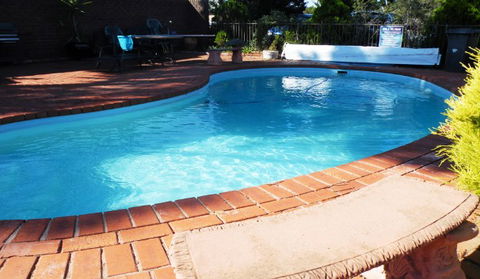 Bristol Hill Motor Inn & Peppas Licensed Restaurant - Tourism Hervey Bay 2