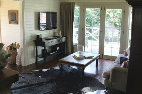 Book Barn Cottage - Hervey Bay Accommodation 0