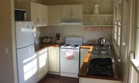 Book Barn Cottage - Hervey Bay Accommodation 4