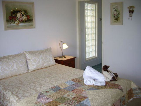 Alexander Lakeside Bed And Breakfast - Hervey Bay Accommodation 1