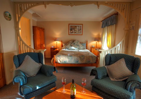 Honeysuckle Cottages And The Rocks Restaurant - Hervey Bay Accommodation 0