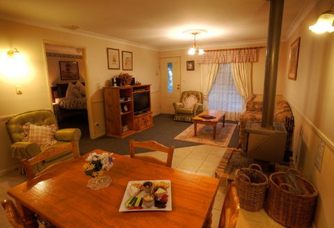 Honeysuckle Cottages And The Rocks Restaurant - Hervey Bay Accommodation 2