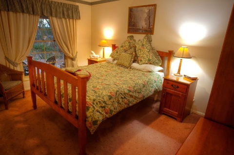 Honeysuckle Cottages And The Rocks Restaurant - Hervey Bay Accommodation 5
