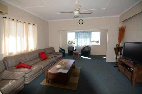 AMELIA STREET GLADSTONE 5 BEDROOMS - Hervey Bay Accommodation 0