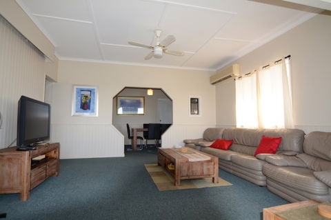 AMELIA STREET GLADSTONE 5 BEDROOMS - Hervey Bay Accommodation 1