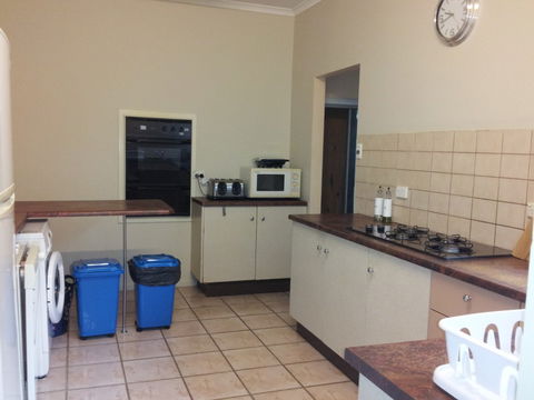 AMELIA STREET GLADSTONE 5 BEDROOMS - Hervey Bay Accommodation 3
