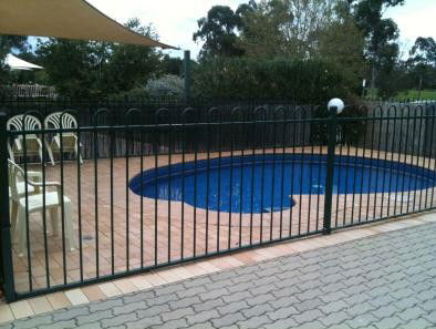Golden Guitar Motor Inn - Tourism Hervey Bay 0