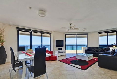 Clubb Coolum Beach - Hervey Bay Accommodation 2