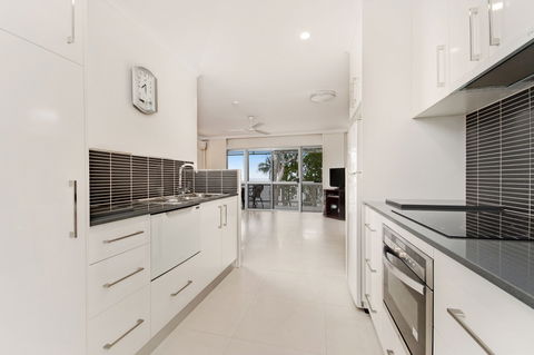 Marlin Waters Beachfront Apartments - Hervey Bay Accommodation 3