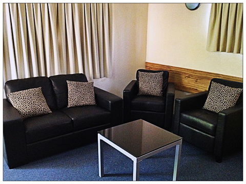 Emerald Meteor Motel - Hervey Bay Accommodation 1