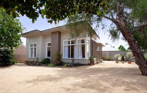 Driftwood Beach Cottage - Hervey Bay Accommodation 0