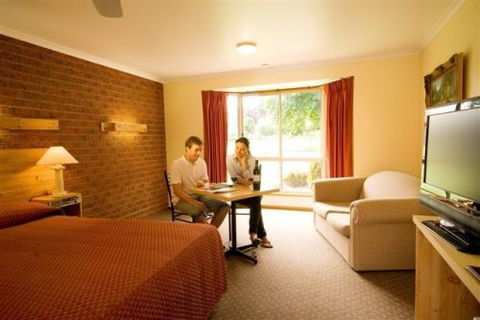 AAt 28 GOLDSMITH(Golden Chain Motel) - Hervey Bay Accommodation 0