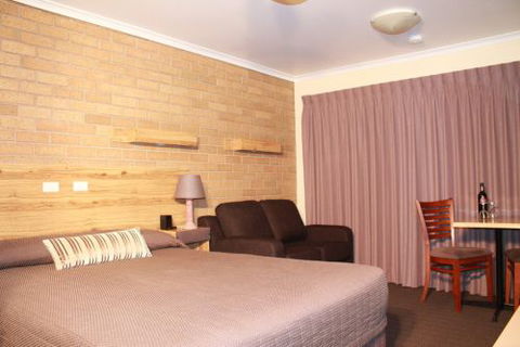 AAt 28 GOLDSMITH(Golden Chain Motel) - Hervey Bay Accommodation 1
