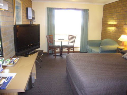 AAt 28 GOLDSMITH(Golden Chain Motel) - Hervey Bay Accommodation 2