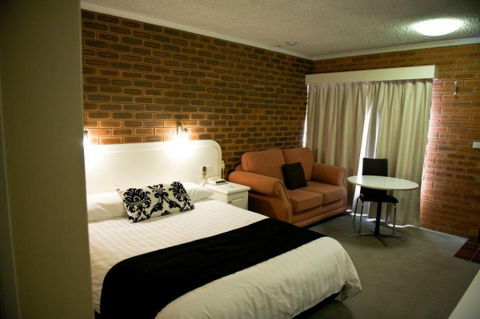 Cousins Motor Inn - Hervey Bay Accommodation 9