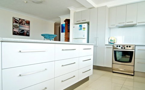 SURFERS CHALET HOLIDAY APARTMENTS - Hervey Bay Accommodation 3