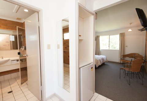 Country Comfort Gin Gin Wild Scotsman - Hervey Bay Accommodation 3