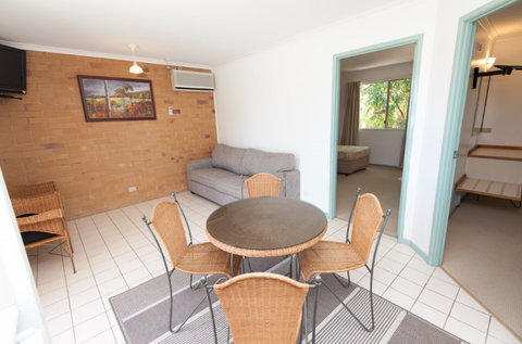 Country Comfort Gin Gin Wild Scotsman - Hervey Bay Accommodation 4