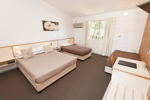 Country Comfort Gin Gin Wild Scotsman - Hervey Bay Accommodation 5