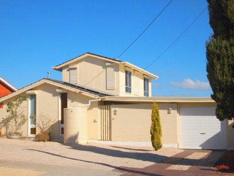 Homes Down Under - Hervey Bay Accommodation 2