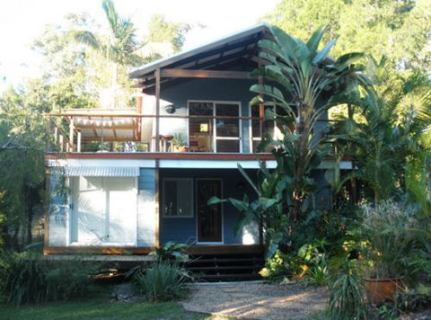 Coochiemudlo Island Family Beach House - Tourism Hervey Bay 0