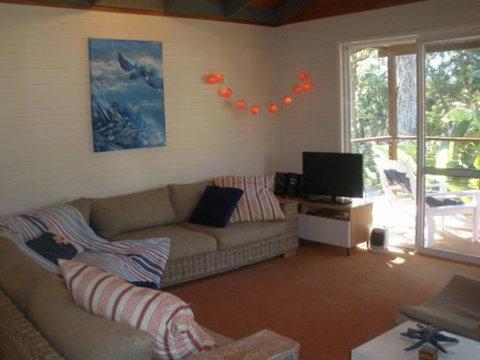 Coochiemudlo Island Family Beach House - Tourism Hervey Bay 4
