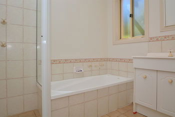 Madigan Wine Country Cottages - Tourism Hervey Bay 24