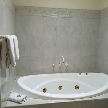 Eltham Gateway Hotel - Hervey Bay Accommodation 16