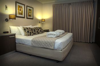 Eltham Gateway Hotel - Hervey Bay Accommodation 0