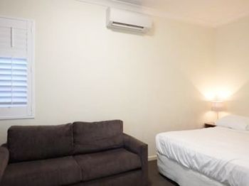 Naughtons Parkville Hotel - Hervey Bay Accommodation 1
