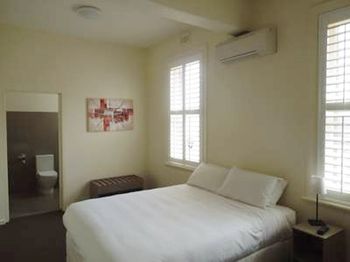 Naughtons Parkville Hotel - Hervey Bay Accommodation 2