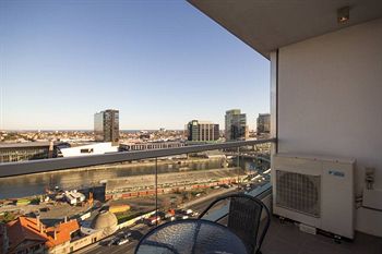 Melbourne Holiday Apartments At McCrae Docklands - Hervey Bay Accommodation 8