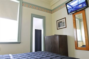 Hotel Gosford - Hervey Bay Accommodation 0
